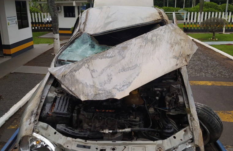 MÃE E TRÊS FILHOS FICAM FERIDOS APÓS CARRO CAPOTAR NA PR-151 EM CASTRO