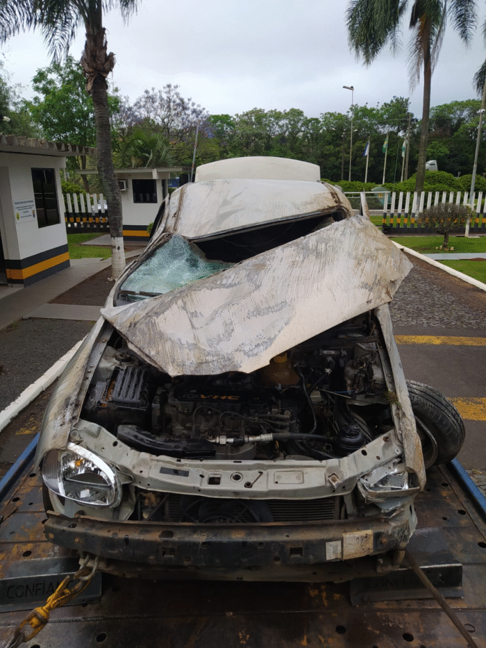 MÃE E TRÊS FILHOS FICAM FERIDOS APÓS CARRO CAPOTAR NA PR-151 EM CASTRO