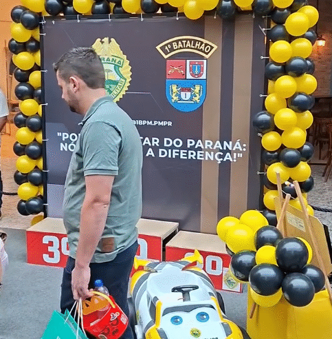 POLÍCIA MILITAR COMEMORA DIA DAS CRIANÇAS COM A COMUNIDADE NO SHOPPING PALLADIUM EM PONTA GROSSA
