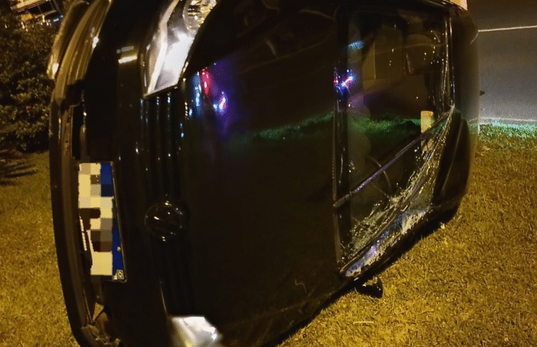 MOTORISTA FICA ILESO APÓS TOMBAR CARRO AO DESVIAR DE VEÍCULO QUE FUROU PREFERENCIAL EM PONTA GROSSA