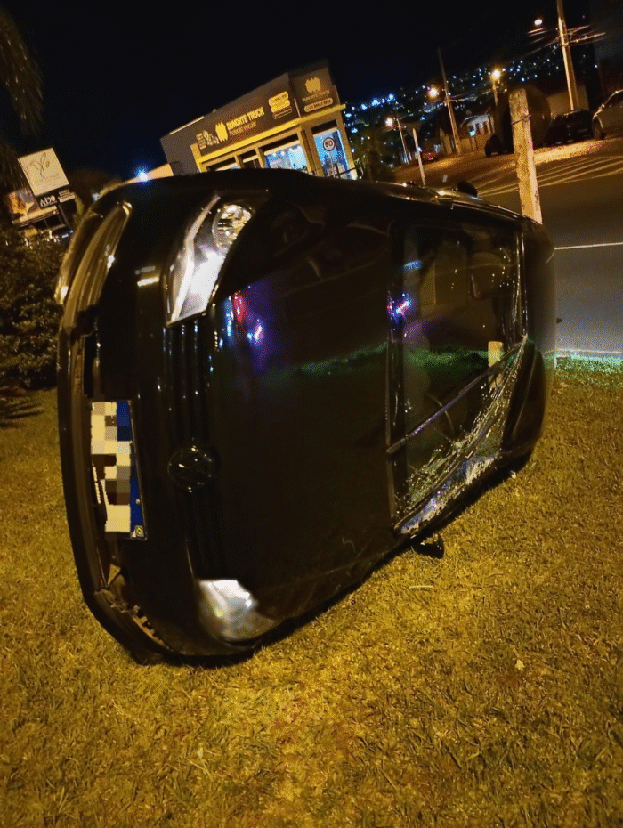 MOTORISTA FICA ILESO APÓS TOMBAR CARRO AO DESVIAR DE VEÍCULO QUE FUROU PREFERENCIAL EM PONTA GROSSA