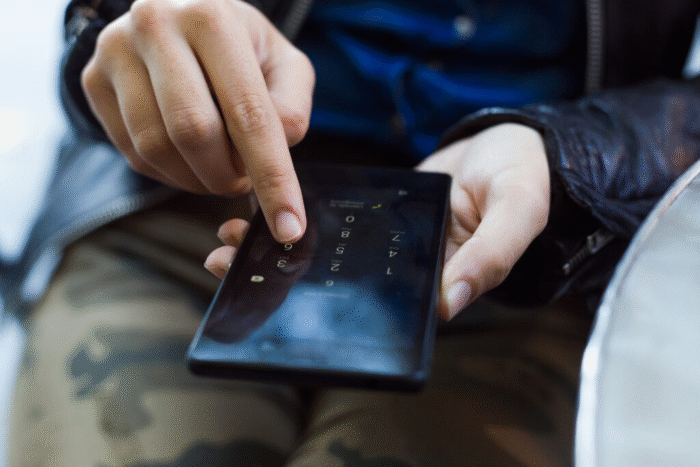 IDOSA DE 72 ANOS TEM CELULAR FURTADO POR HOMEM QUE A AUXILIAVA EM CASTRO