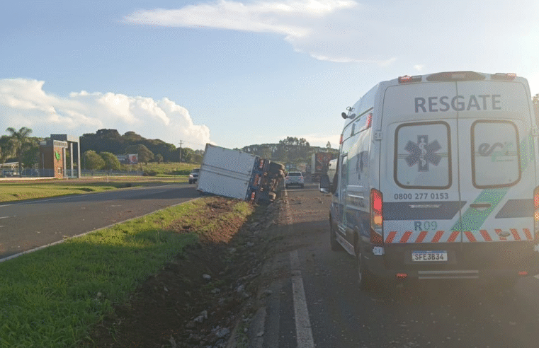 CAMINHÃO TOMBA NA PR-151 E DEIXA MOTORISTA FERIDO EM CASTRO