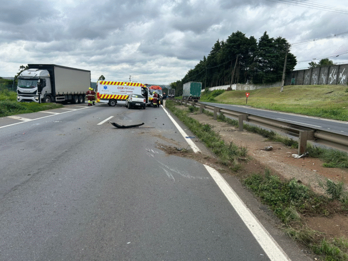CARRO CAPOTA APÓS CRUZAR CANTEIRO CENTRAL NA BR-376 E DEIXA MULHER GRAVE EM PONTA GROSSA