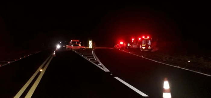 MULHER MORRE E HOMEM FICA FERIDO APÓS CARRO CAPOTAR NA BR-376 EM PONTA GROSSA