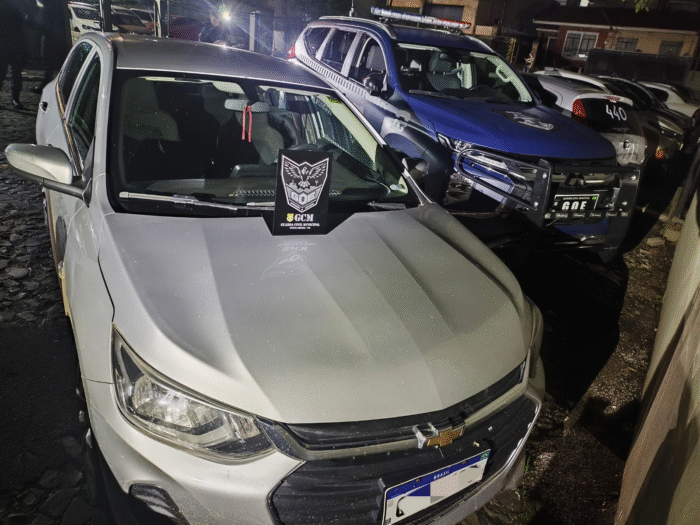 HOMEM É DETIDO AO DIRIGIR VEÍCULO ROUBADO NO CENTRO DE PONTA GROSSA